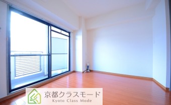 南向きバルコニーで陽当たり良好な洋室7帖♪