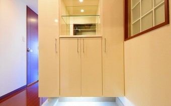 玄関　※室内写真は同マンション内の606号室のものです。