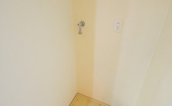 洗濯機置場　※室内写真は同マンション内の606号室のものです。