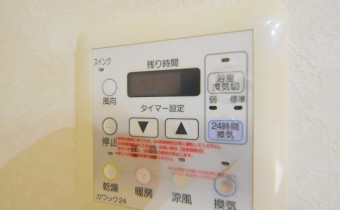 コントローラー　※室内写真は同マンション内の606号室のものです。