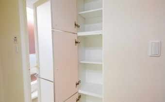 脱衣所の収納　※室内写真は同マンション内の606号室のものです。