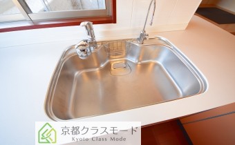 シャワー水柱＆浄水器付き　※室内写真は同マンション内の606号室のものです。