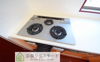3口ガスコンロ（グリル付き）　※室内写真は同マンション内の606号室のものです。