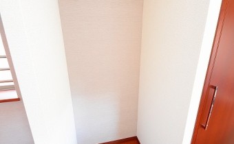 冷蔵庫置場　※室内写真は同マンション内の606号室のものです。