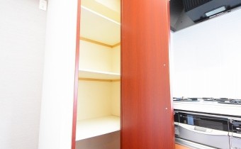 キッチン横の収納　※室内写真は同マンション内の606号室のものです。