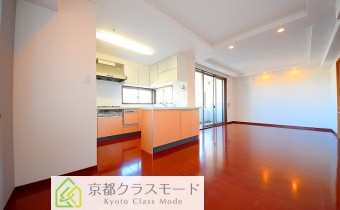 リビング　※室内写真は同マンション内の606号室のものです。