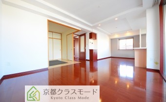 リビング　※室内写真は同マンション内の606号室のものです。