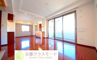 リビング　※室内写真は同マンション内の606号室のものです。