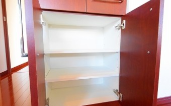 リビングの収納　※室内写真は同マンション内の606号室のものです。