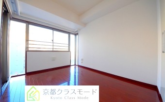 ※室内写真は同マンション内の606号室のものです。