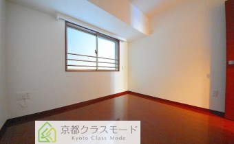 ※室内写真は同マンション内の606号室のものです。