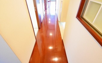廊下　※室内写真は同マンション内の606号室のものです。