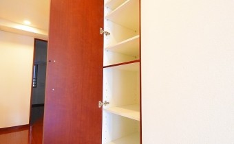廊下の収納　※室内写真は同マンション内の606号室のものです。