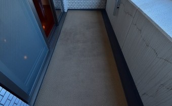 バルコニー　※室内写真は同マンション内の606号室のものです。