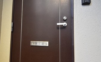 玄関ドア　※同マンション内の別のお部屋のものです。参考としてご覧ください。