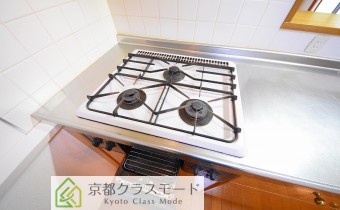 3口ガスコンロ（グリル付き）　※同マンション内の別のお部屋のものです。参考としてご覧ください。