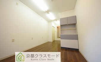 洋室9帖 （元々は美容室）
