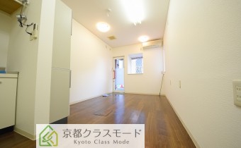 洋室9帖 （元々は美容室）