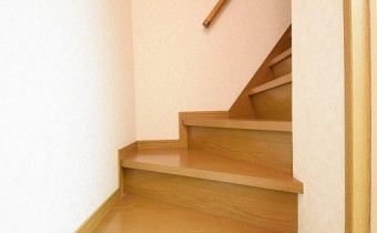 階段　2階へ