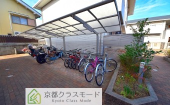 駐輪場　中型バイクも置ける屋根付き駐輪場です