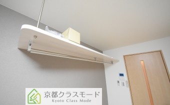 吊戸棚　洋服もかけれます。