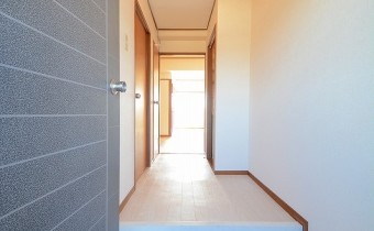 玄関　※室内写真は同マンションの603号室のお写真となります。