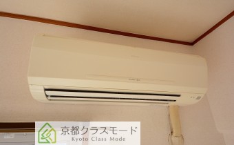 リビングのエアコン　※室内写真は同マンションの603号室のお写真となります。