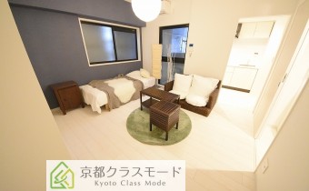 お隣のない「独立部屋設計」♪8.6帖のお部屋はアクセントクロス仕様！※写真はモデルルーム