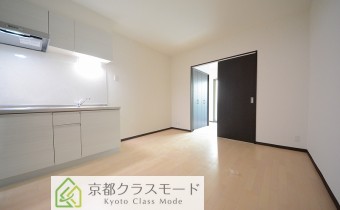 白ベースの明るい室内空間♪2人暮らしも可能です！