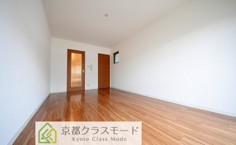 広々10.31帖のお部屋♪床はウォールナットウッドタイルを使用！