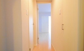 玄関　※室内写真は同マンション内の別タイプのお部屋のものです。