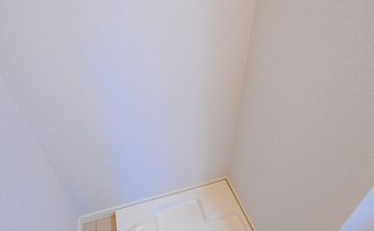 洗濯機置場　※室内写真は同マンション内の別タイプのお部屋のものです。