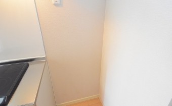 冷蔵庫置場　※室内写真は同マンション内の別タイプのお部屋のものです。