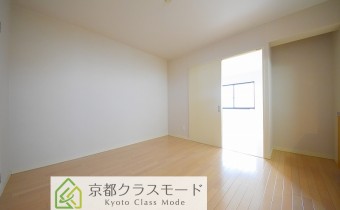 リビング　※室内写真は同マンション内の別タイプのお部屋のものです。