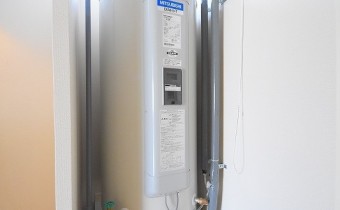電気温水域　※室内写真は同マンション内の別タイプのお部屋のものです。
