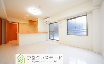 真っ白な14帖のリビングダイニング♪女性に人気のカウンターキッチンタイプ！