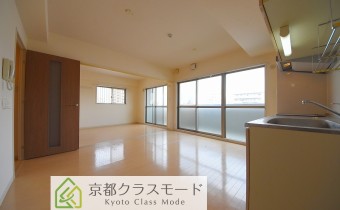 リビング　※室内写真は同マンション内のDタイプのものです。