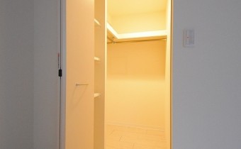 洋室7.4帖のウォークインクローゼット