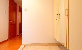 玄関　※室内写真は同マンション内の202号室のものです。