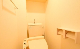 ウォシュレットトイレ　※室内写真は同マンション内の202号室のものです。