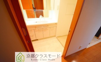 脱衣スペース　※室内写真は同マンション内の202号室のものです。
