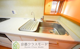 ※室内写真は同マンション内の202号室のものです。