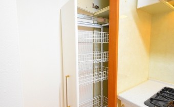 キッチン横収納　※室内写真は同マンション内の202号室のものです。