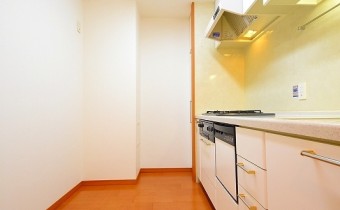 キッチンスペース　※室内写真は同マンション内の202号室のものです。