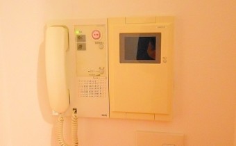 TVドアホン　※室内写真は同マンション内の202号室のものです。