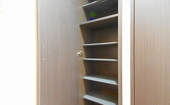 シューズボックス　※室内写真は同マンション内の別タイプのお部屋になります。