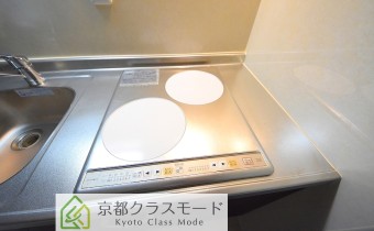 2口IHコンロ　※室内写真は同マンション内の別タイプのお部屋になります。