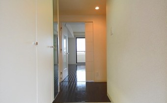 ※室内写真は同マンション内の805号室のものです。