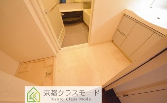 ※室内写真は同マンション内の805号室のものです。