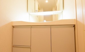 ※室内写真は同マンション内の805号室のものです。